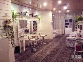 商場美甲店室內背景墻設計裝修效果圖
