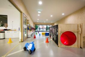 簡約高檔幼兒園墻飾裝修設(shè)計(jì)效果圖片