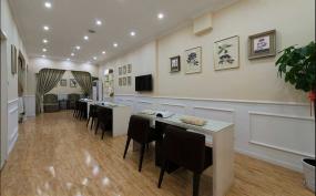 現(xiàn)代小型美甲店接待臺裝修效果圖
