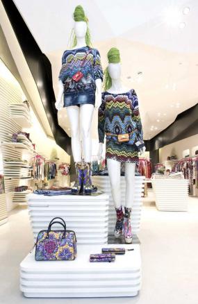 簡(jiǎn)約風(fēng)格10平米服裝店女服裝店裝修效果圖