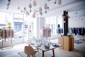 現(xiàn)代風(fēng)格女服裝店室內(nèi)裝修效果圖片