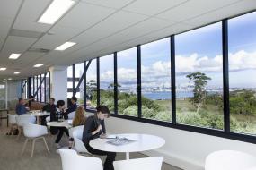 180平米辦公室室內(nèi)落地窗裝修效果圖片