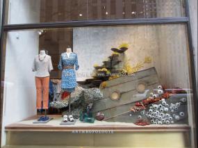 最新服裝店櫥窗裝修設計圖片