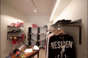 小型女裝店裝潢設(shè)計(jì)效果圖片