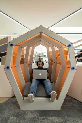 辦公室休閑區(qū)裝修實(shí)物圖片