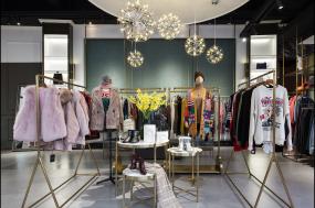 外貿(mào)服裝店設(shè)計效果圖片