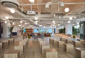 國外小型企業(yè)員工辦公室裝修設(shè)計(jì)欣賞